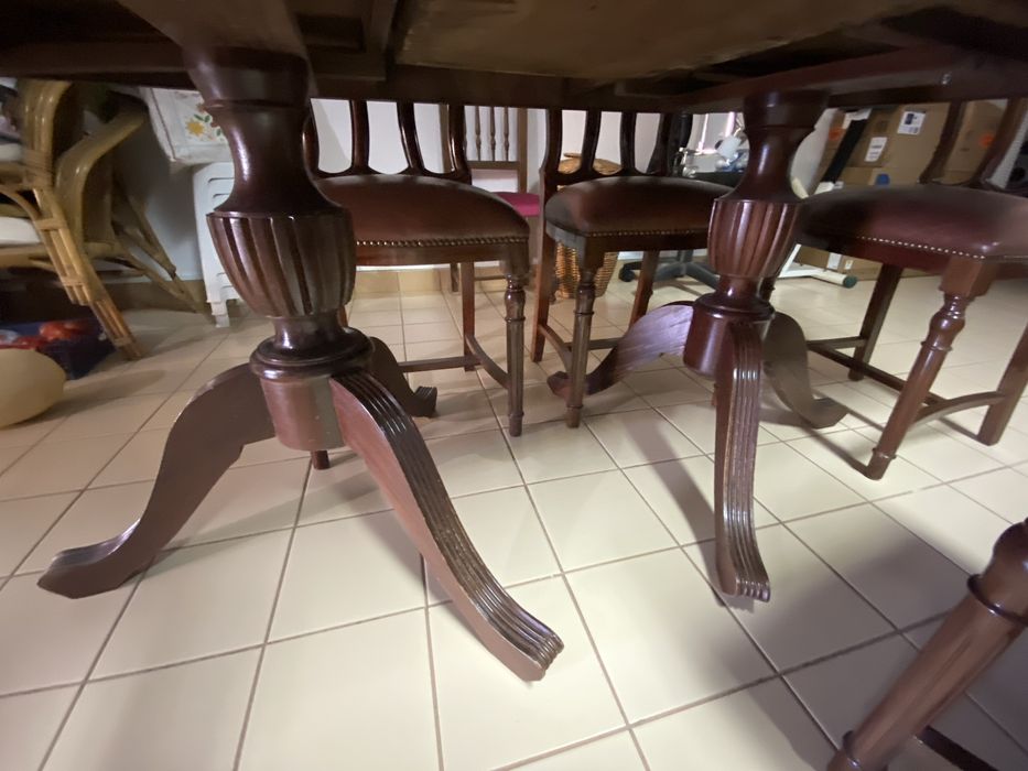Mesa jantar oval extensível em mogno mais seis cadeiras em pele