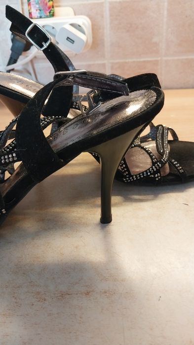 Босоніжки дуже гарні , нові  удобні