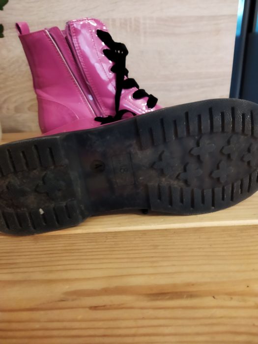 Różowe lakierowane glany 37