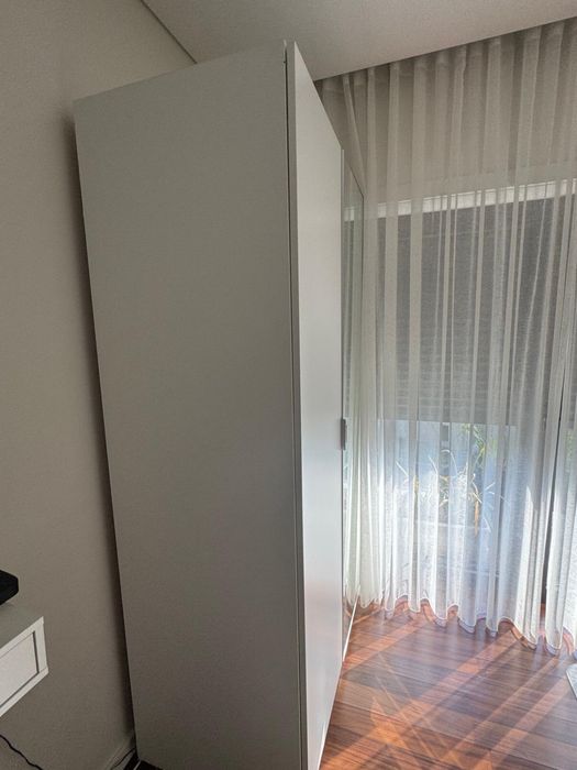 Roupeiro branco com espelho e arrumação interior