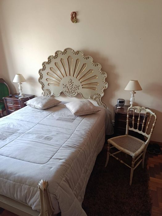 Cama estilo Luís XV com cabeceira trabalhada – Vintage Clássica