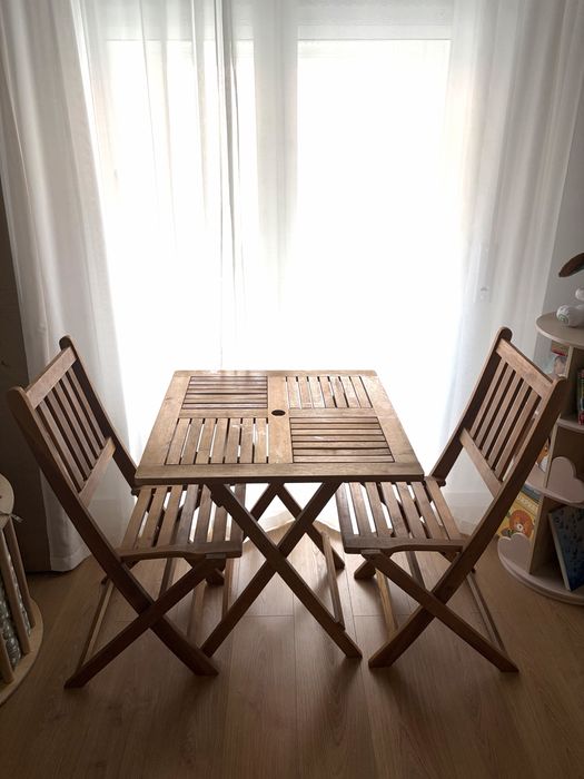 Conjunto mesa + 2 cadeiras em madeira.