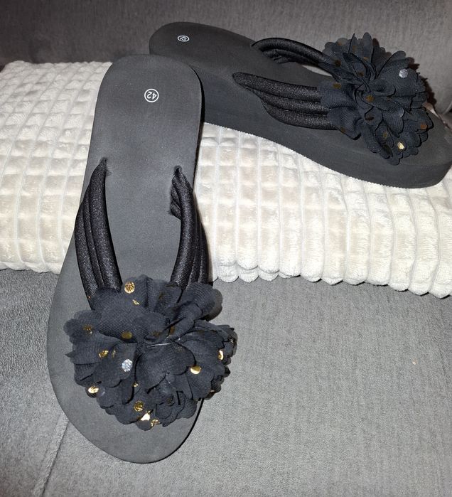 Japonki ,czarne damskie na koturnie z pięknym kwiatkiem rozmiar 42