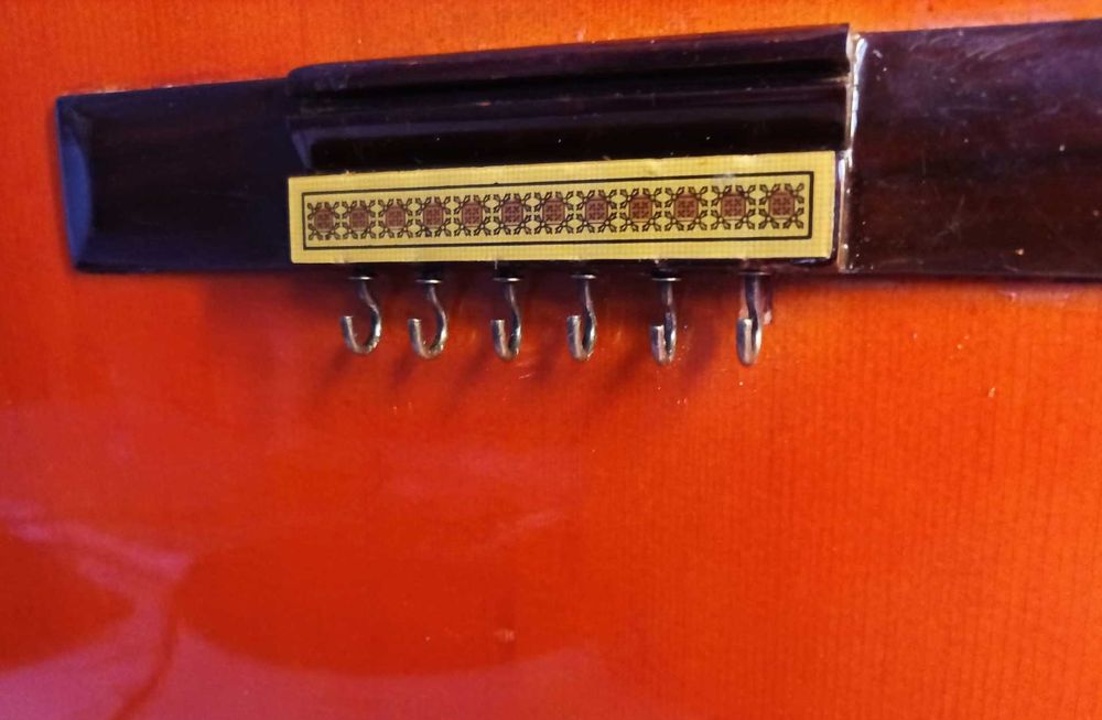 viola reciclada com relógio embutido