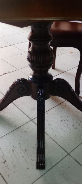 Mesa em mogno  com pé  de galo