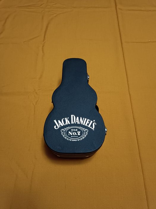 Кейс Jack Daniel's с крышкой в виде гитары.