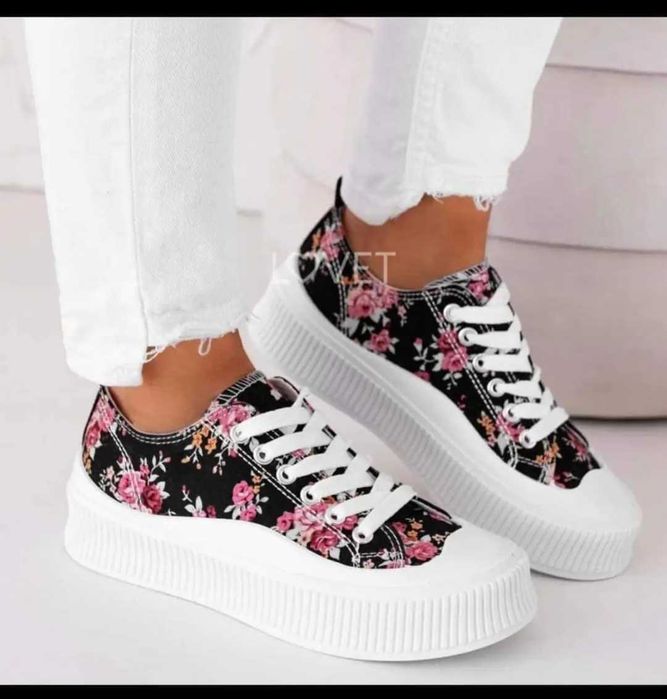 Buty damskie w kwiatki