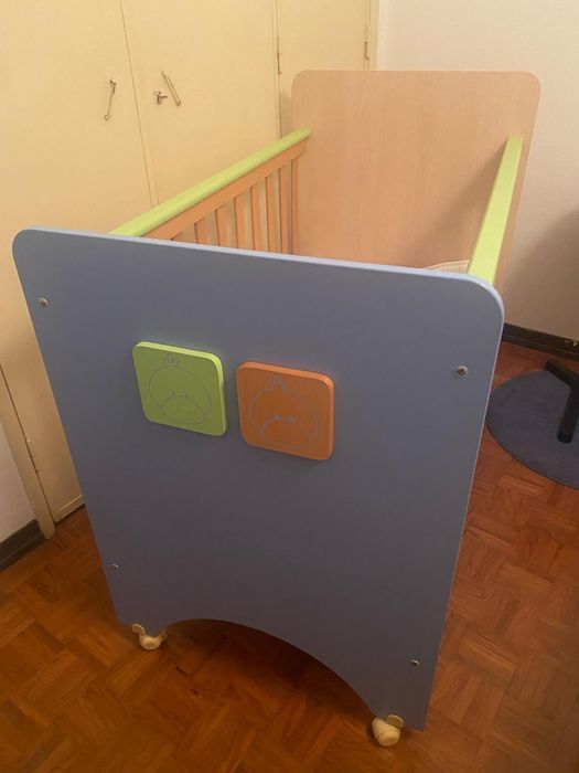 Cama berçário de madeira + acessórios e colchão.