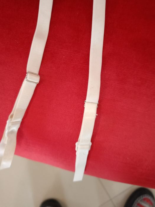 Piękny ecru pas do pończoch.