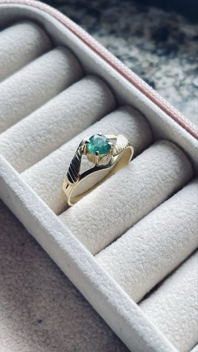 Anel de ouro 18k com 1 esmeralda grande.