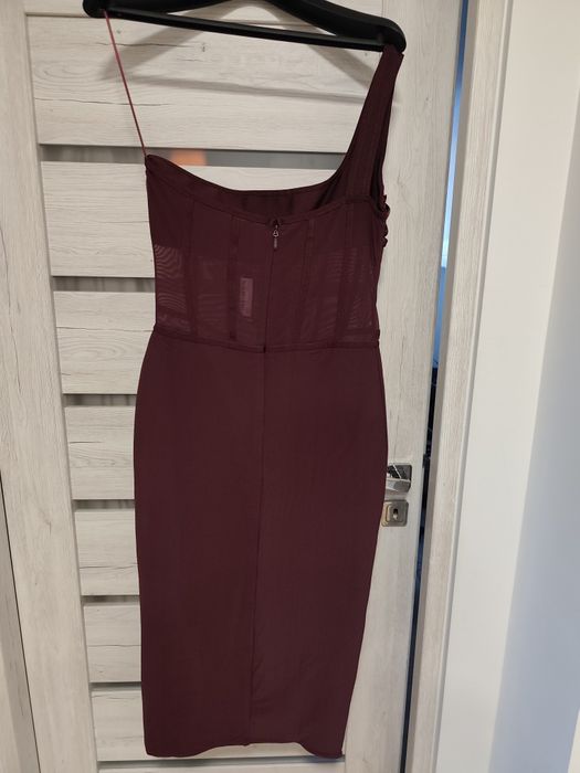 Sukienka wieczorowa rozmiar 42 boohoo