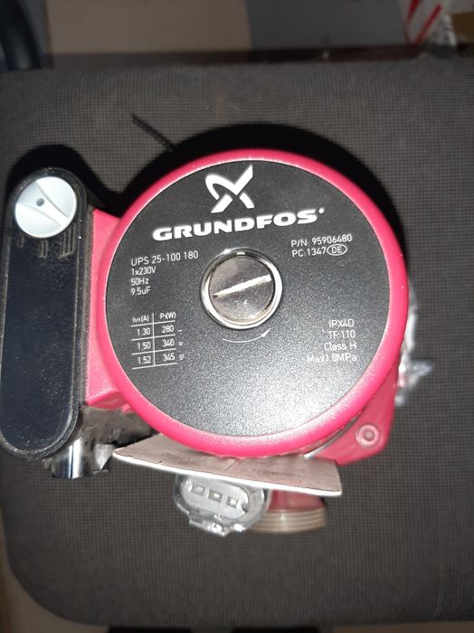 Циркуляционный насос Grundfos. UPS 25-100/180