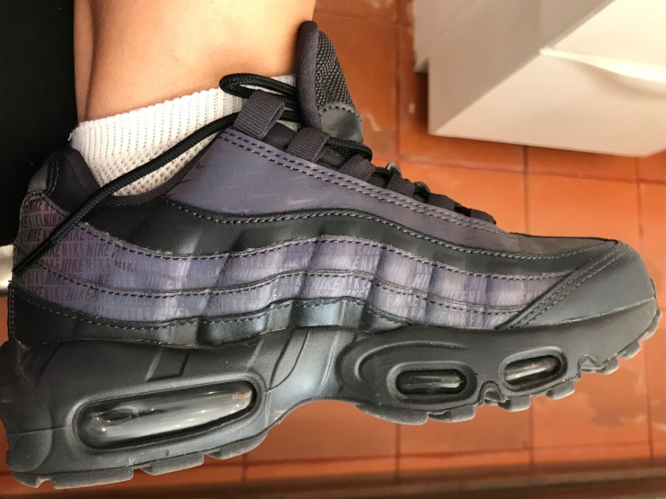 Ténis NIKE que brilham com a luz