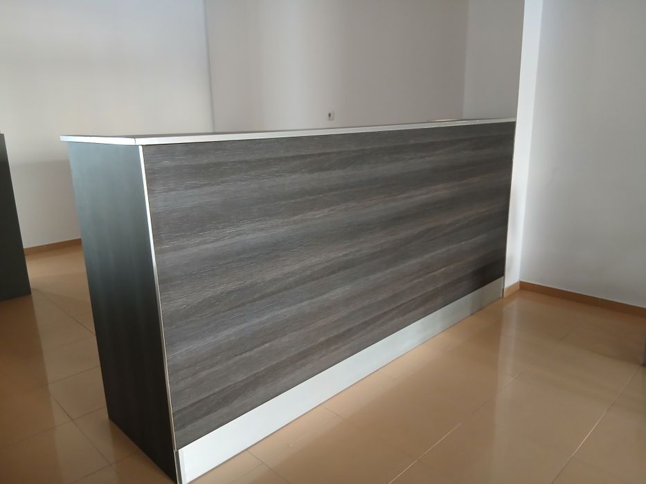 Balcão de loja cinzento