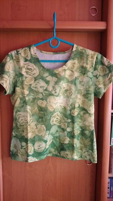 Koszulka na lato zielona w róże