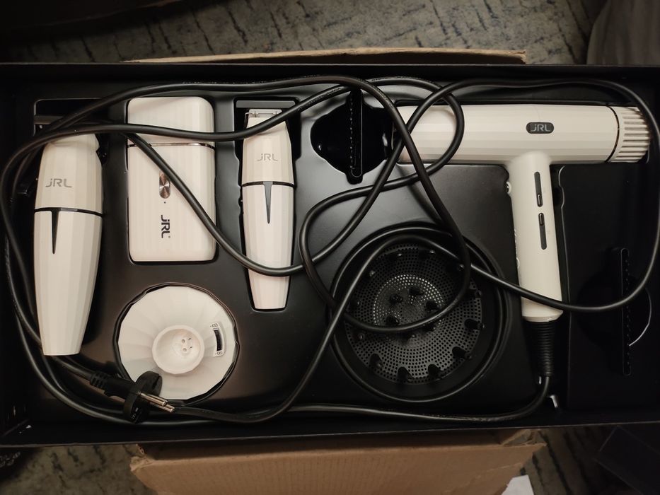 Продається набір: фен, тример,машинка для стрижки, шейвер, чемодан JRL