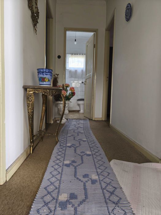 Moradia de 2 pisos com terreno e ótima localização