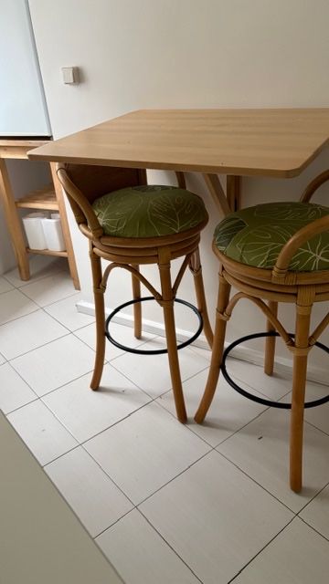 2 banquetas  altas, rotativas, como novas