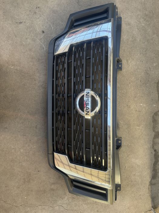 Atrapa grill chrom Nissan NV400 lift 21R- przód kpl części