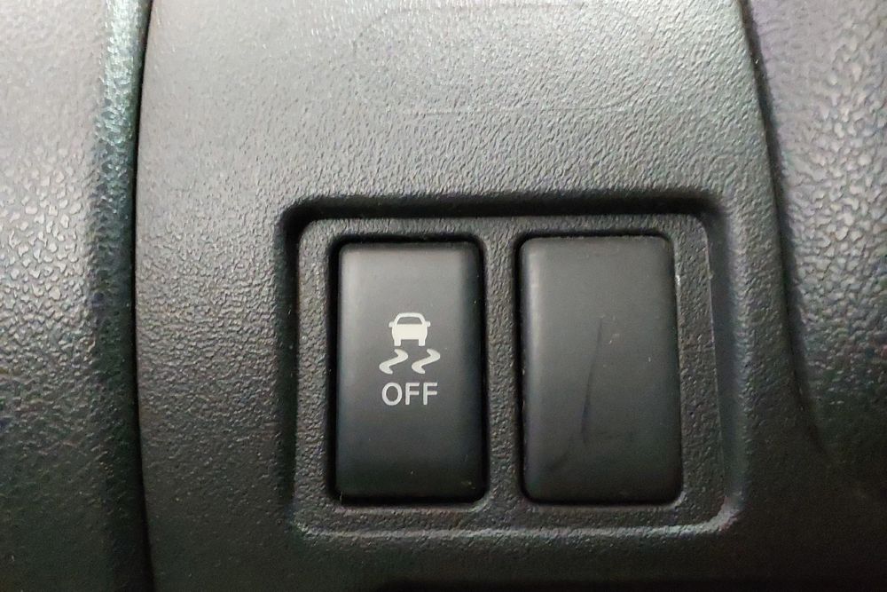 Botão / interruptor controlo tração NISSAN Micra IV (K13)