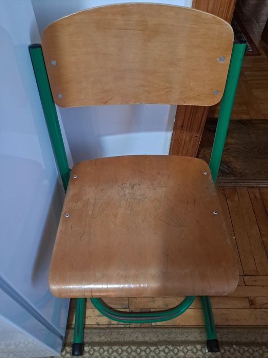 Парта і крісло учнівське.