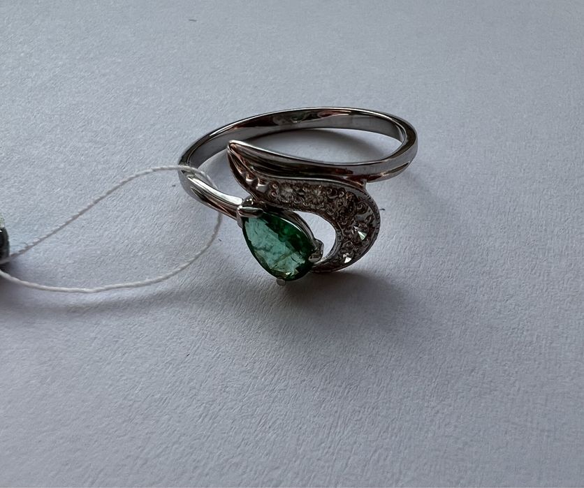 Золотое кольцо с бриллиантами и изумрудом р16 белое золото 585 проба