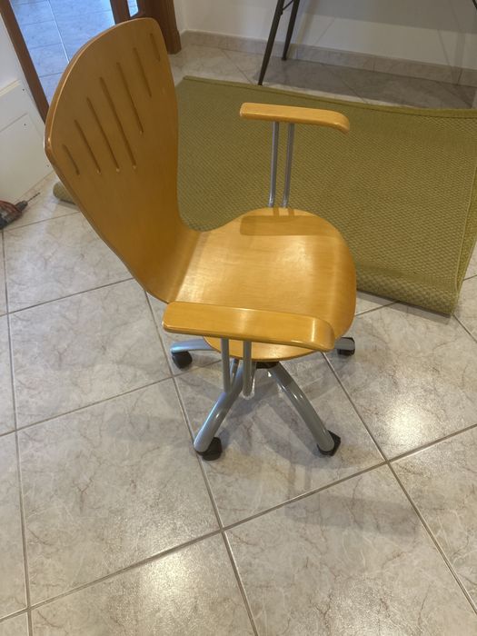 Cadeira de Escritório com Rodas