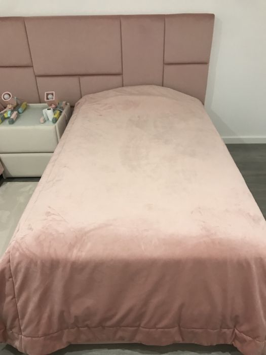 Cama dupla rosa com estrado elevatorio