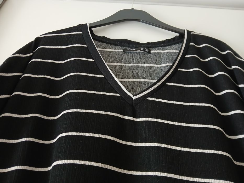 Blusa em tecido canelado preto com riscas brancas