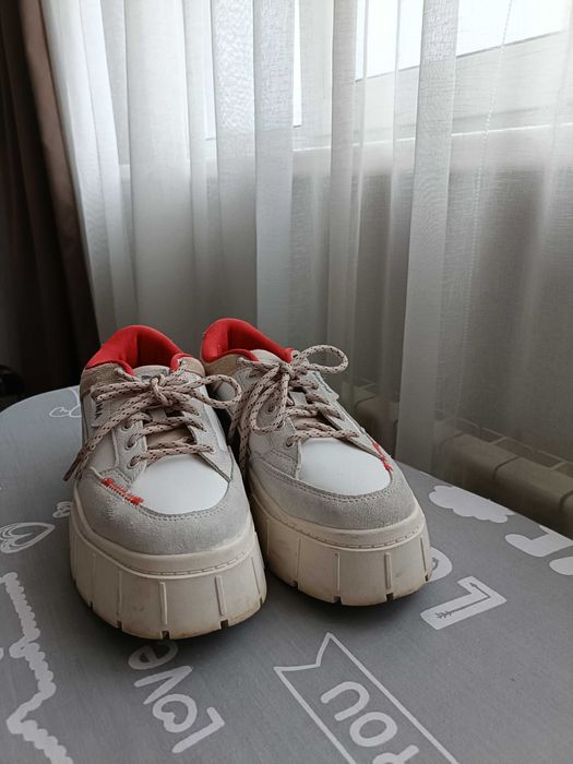 Кросівки жіночі у відмінному стані