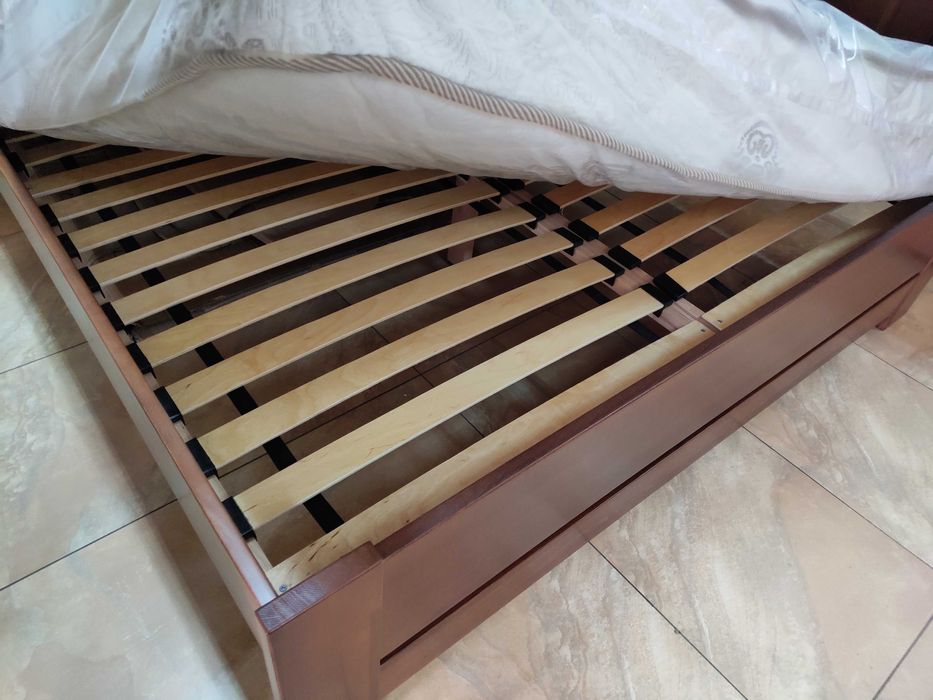 Ліжко двоспальне дерев'яне, матрац