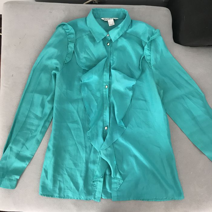 ROUPA MULHER - Várias camisas, blusas e casacos