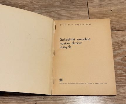 Szkodniki owadzie nasion drzew leśnych S. Kapuściński