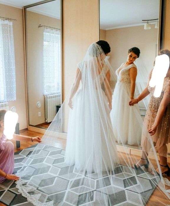 Suknia ślubna ozdobna z welonem