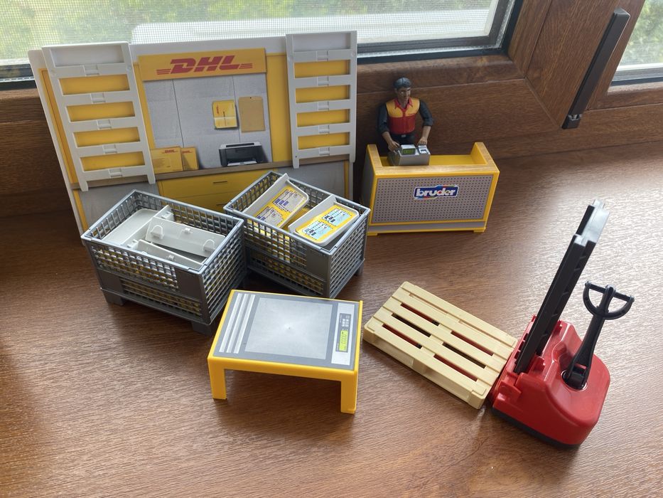 іграшкова модель фургона Bruder MB Sprinter у дизайні DHL, поштове відділення