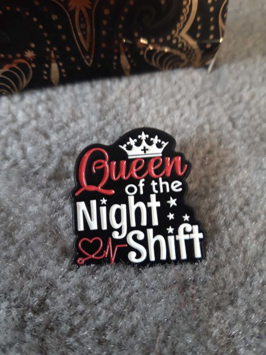 Emaliowany pin broszka Queen of the night shift
