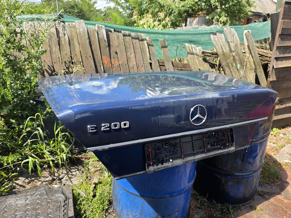 Кришка багажника Mercedes w124