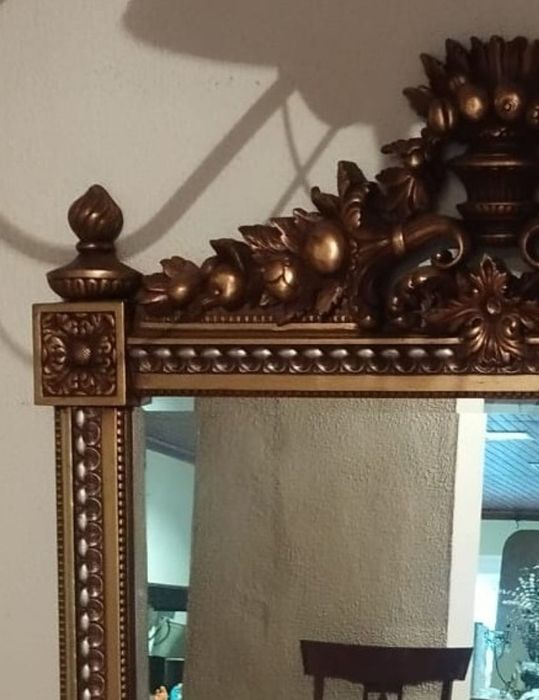 Espelho trabalhado em madeira