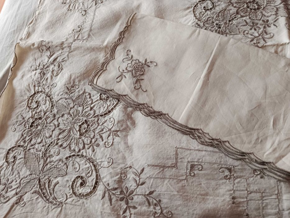 Toalha de linho bordado da madeira bege