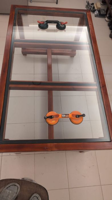 Mesa à venda com vidro