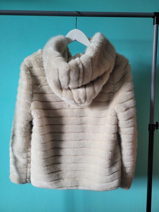Casaco de pelo sintético com carapuço