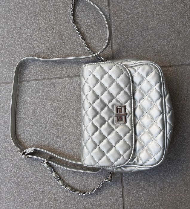 Mała torebka damska pikowana srebrna pasek + łańcuszek