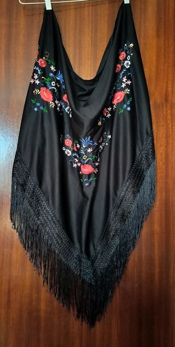 Saia de Flamenco Preta com Folhos – Elegante e Fluida e Lenço Bordado