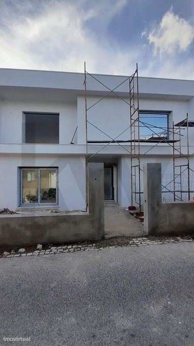 Moradia moderna T4 em Manique na fase final de construção com Piscina