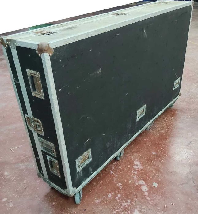 Mesa de Som Analógica Allen & Heath ML4000 (48 Canais) + Flightcase