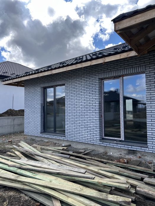 Продаж будинку, біля міста