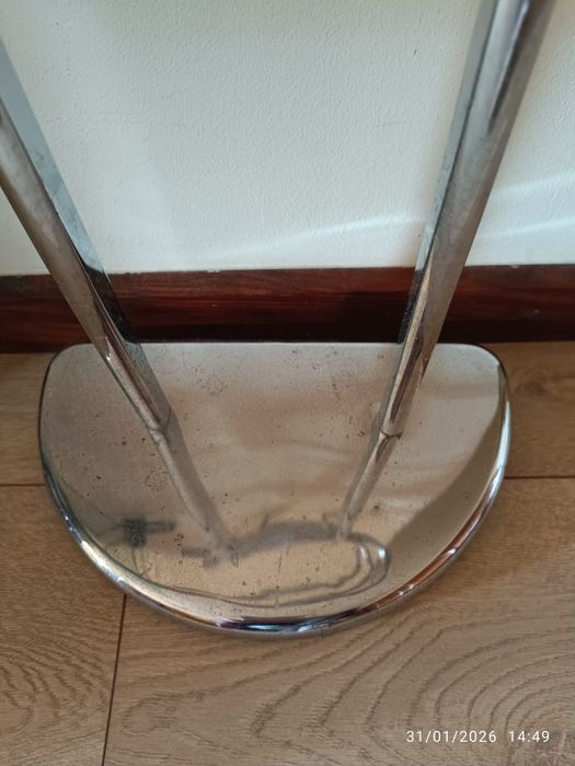 Toalheiro.em bom estado