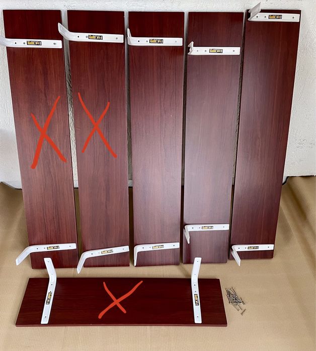 Conjunto de prateleiras de madeira castanha avermelhada