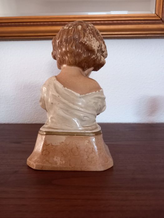 Busto antigo de criança