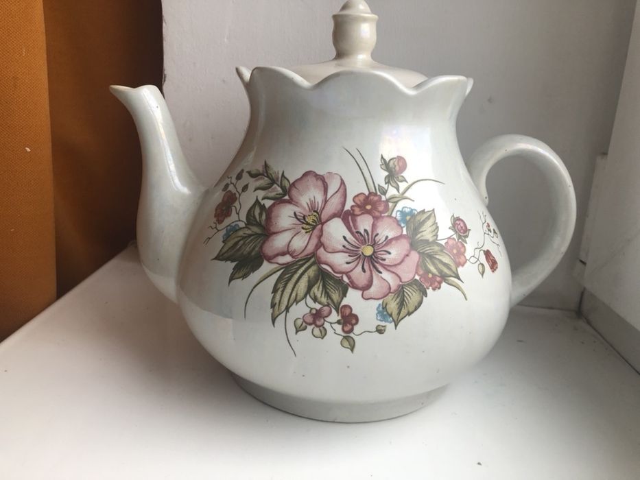 Керамический чайник и кувшин